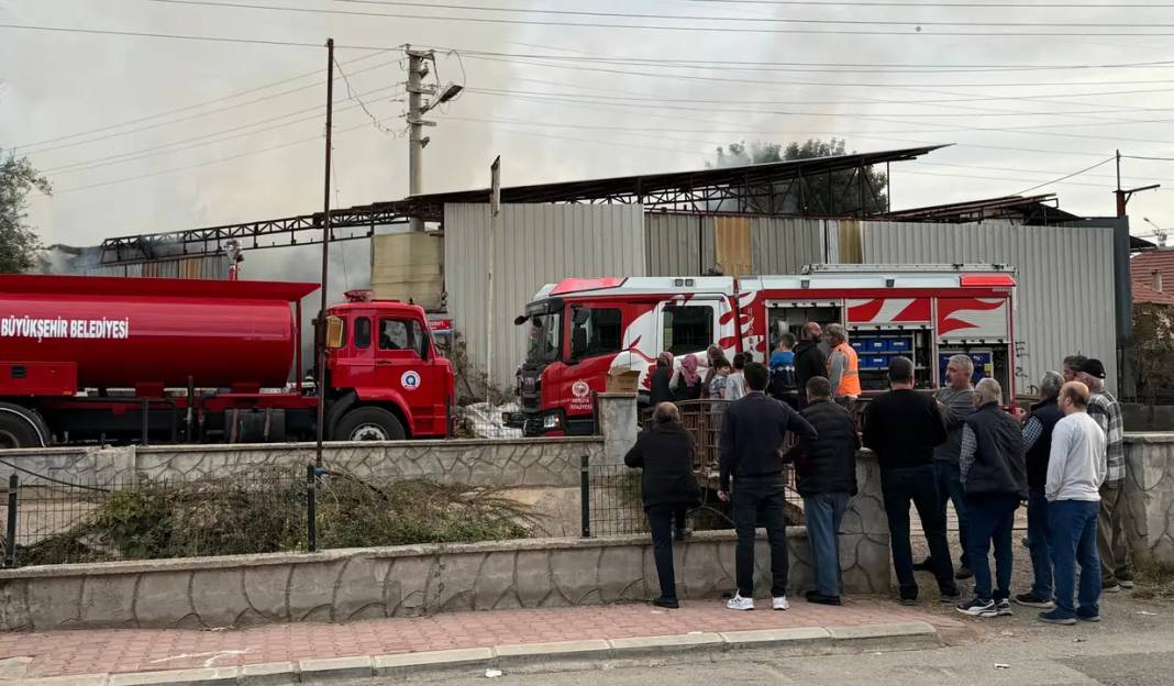 Kepez'de Mobilya Atölyesi Cayır Cayır Yandı 8